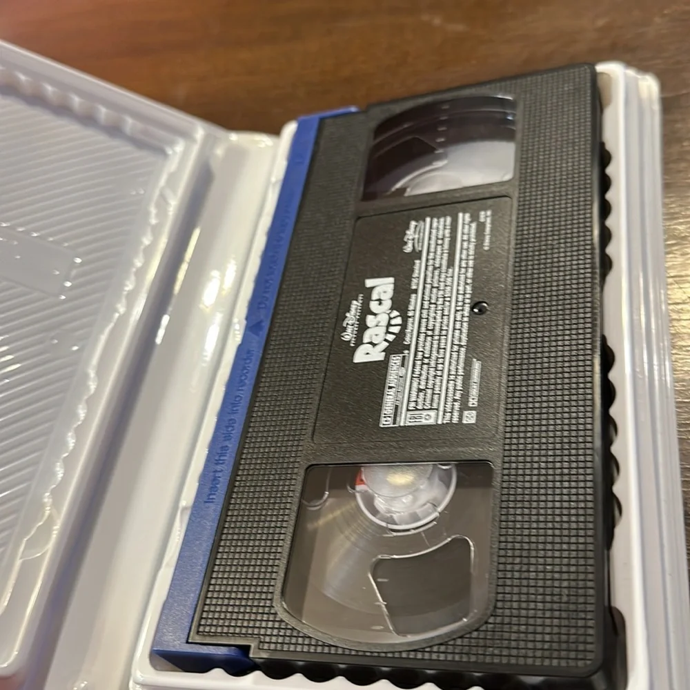 Disney Rascal in clamshell case VHS - Picture 2 of 3
